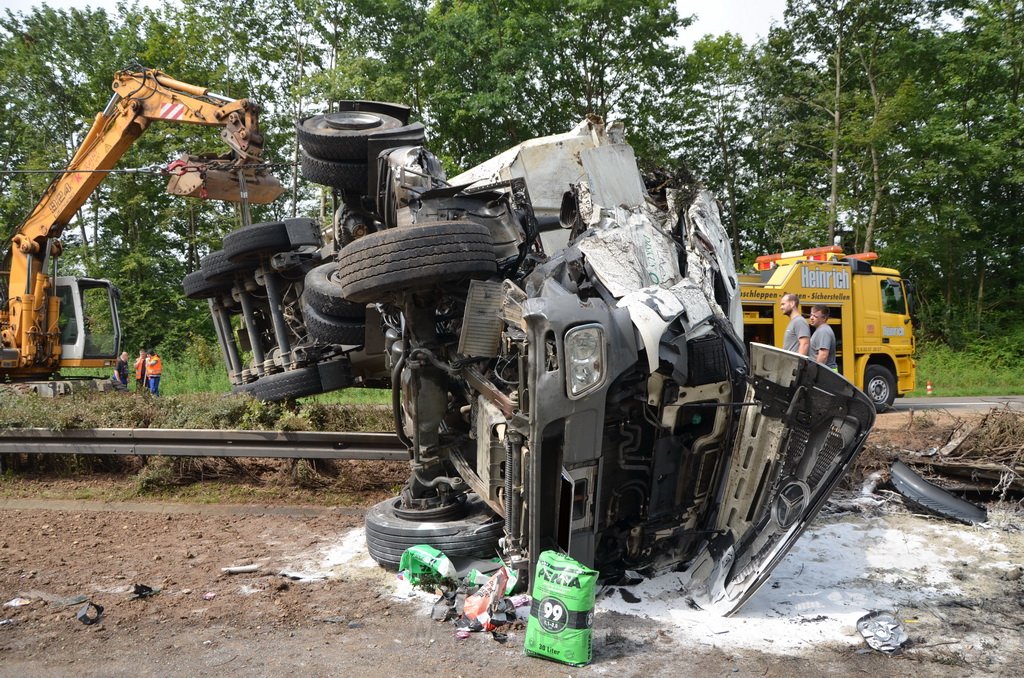 LKW umgestuerzt A 1 Rich Saarbruecken P150.JPG